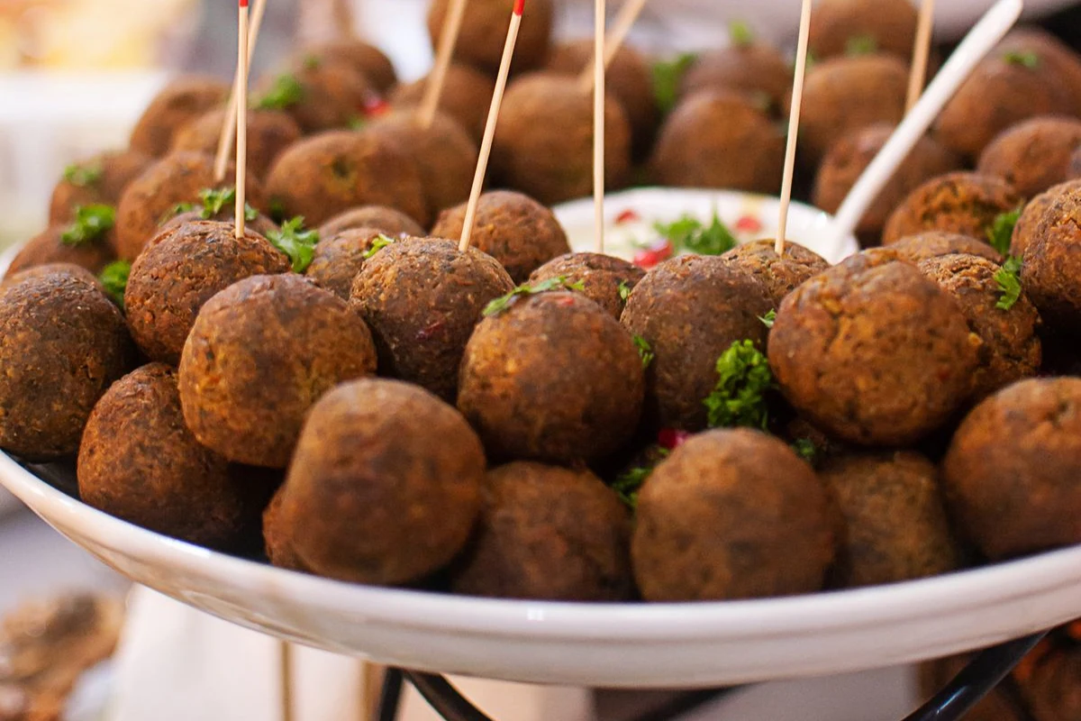 Polpette dorate servite su un vassoio